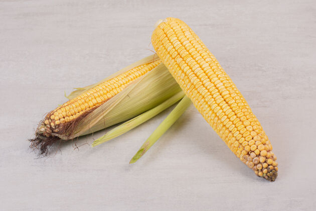 玉米新鲜的玉米芯和白玉米芯生的丝壳