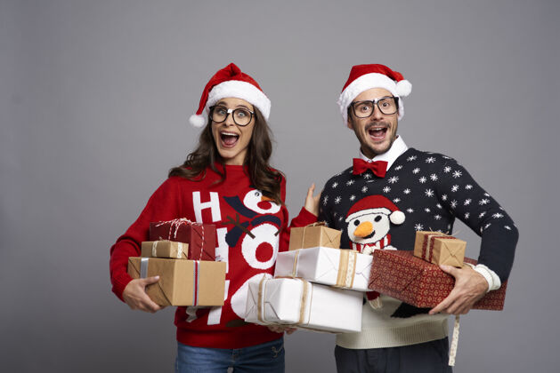 圣诞帽这对夫妇被这么多圣诞礼物震惊了惊喜十二月债券
