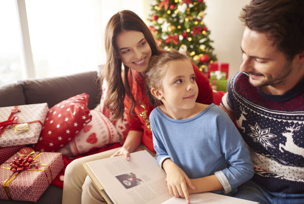 家内圣诞快乐全家读书孩子父母牙齿微笑