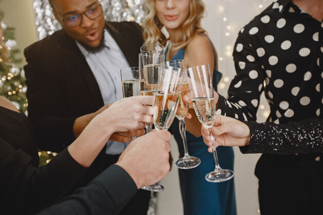 魅力一群年轻人庆祝新年朋友们喝香槟新年酒精新
