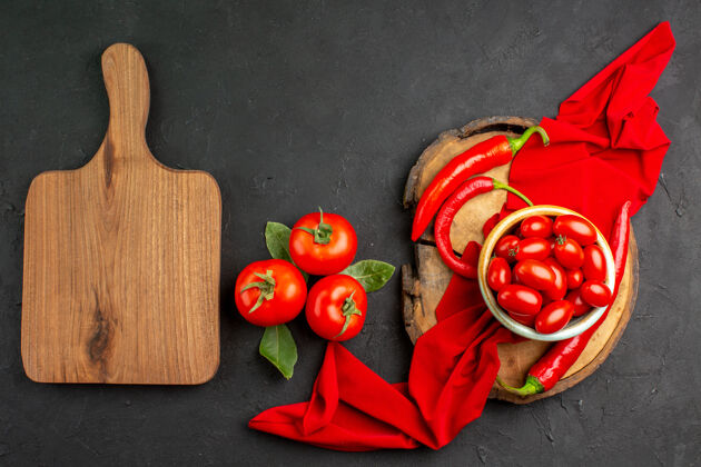 庆祝顶视图新鲜的红西红柿和辣椒新鲜花束红色