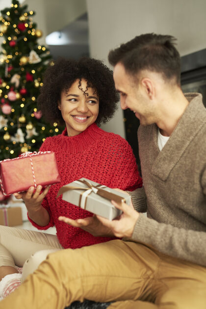 爱快乐的夫妇分享圣诞礼物情侣圣诞礼物异性恋