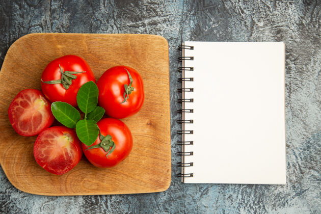 苹果用记事本俯瞰新鲜的红色西红柿顶部美味记事本
