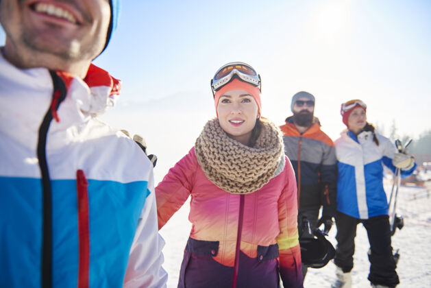 在移动冬季运动爱好者有一个冒险人团体冒险