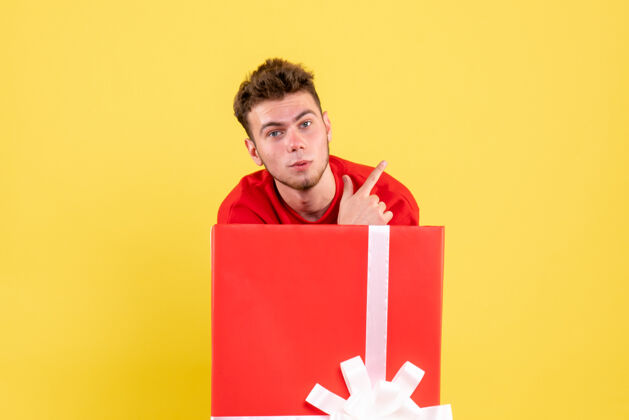 情感正面图年轻男性站在礼品盒内年颜色微笑