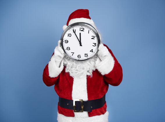 超重圣诞老人把钟举在脸前午夜隐藏十二月
