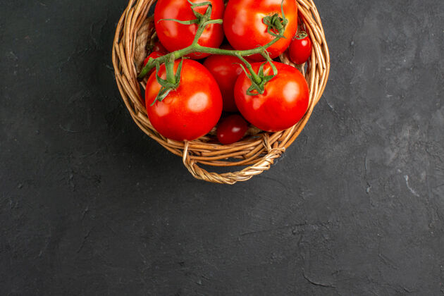 里面顶视图新鲜的红色西红柿在篮子里番茄顶部香草