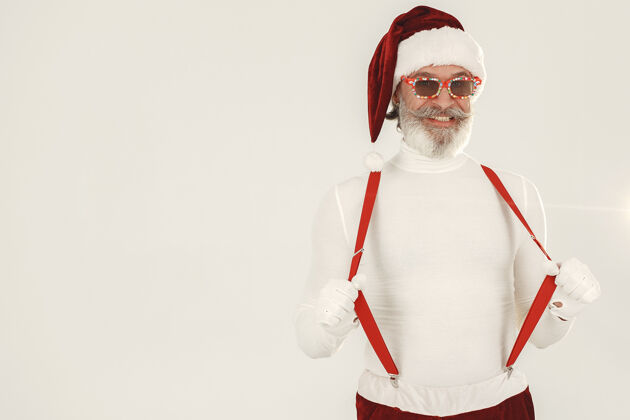 男时髦的灰色头发的圣诞老人男人穿针织衣服爷爷戴着圣诞老人的帽子事件酷圣诞老人