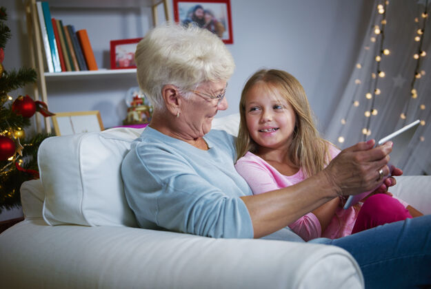 娱乐与祖母一起探索网络世界孙女圣诞节时间晚上