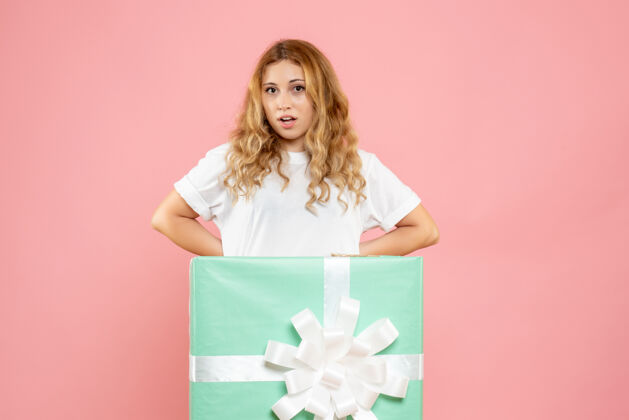 礼物正面图年轻女性藏在礼物盒里礼物年轻丝带