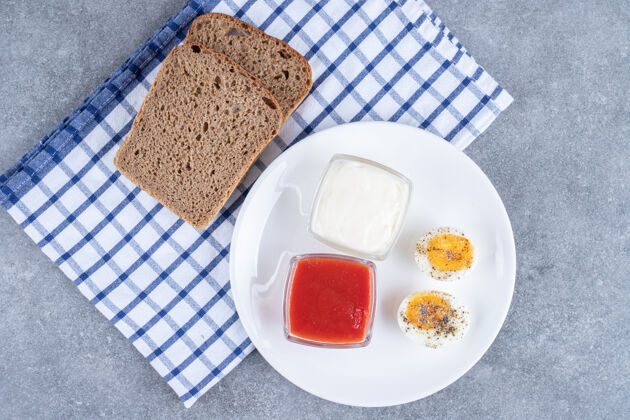 面包面包片加煮蛋和酱汁高质量的照片木头鸡蛋碗