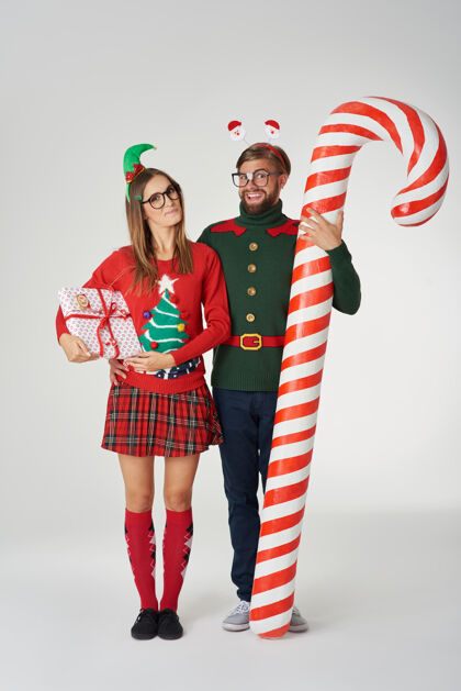 礼物巨大的糖果手杖和圣诞夫妇怪人老圣诞帽