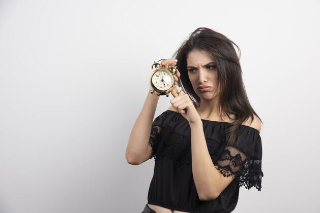 时间脾气暴躁的女人拿着钟成人女人时钟