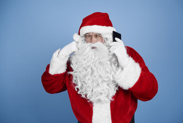 使用圣诞老人用手机说话平安夜手势圣诞老人