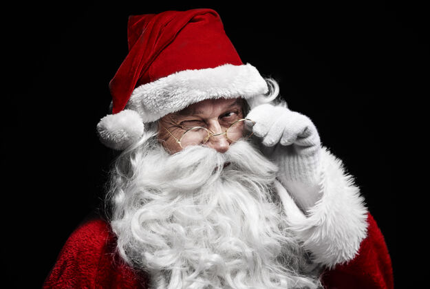 圣诞老人穿圣诞老人服装的男人在眨眼脂肪平安夜眼镜