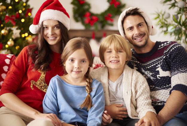 孩子圣诞期间一家人的画像结合女儿父母