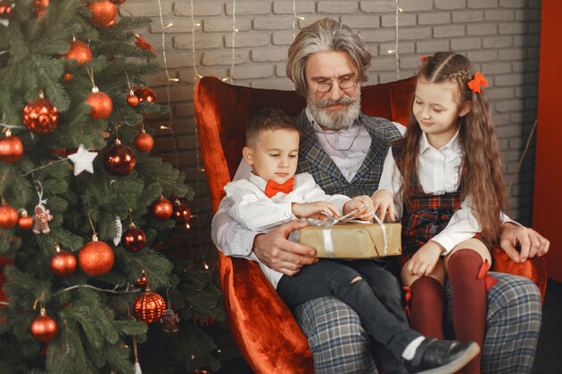 肖像家庭 节日 世代 圣诞节和人的概念孩子们在一个房间里装饰圣诞老人关系拥抱