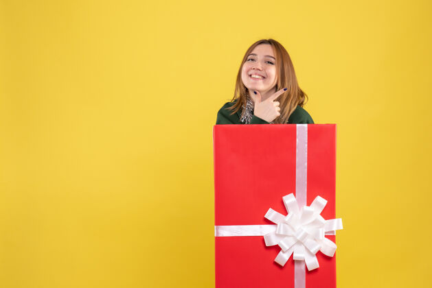 年轻女性礼物盒内年轻女性的正面图购物微笑圣诞节