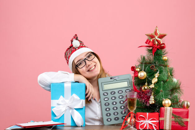 情感女工手持计算器围着粉色礼物的正视图丝带庆祝礼物
