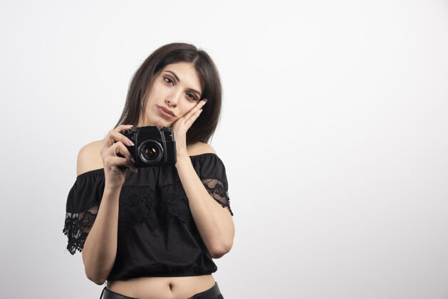 女性年轻女子摆出照相机的姿势相机看成人