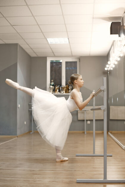 艺术家漂亮的芭蕾舞演员尖角的芭蕾舞演员室内排练芭蕾舞演员