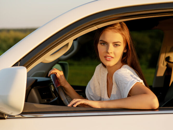 女人在车里微笑着看着窗外的女人司机路线车辆