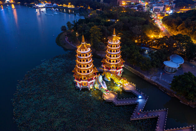 寺庙台湾高雄夜晚的龙虎塔台湾老虎塔