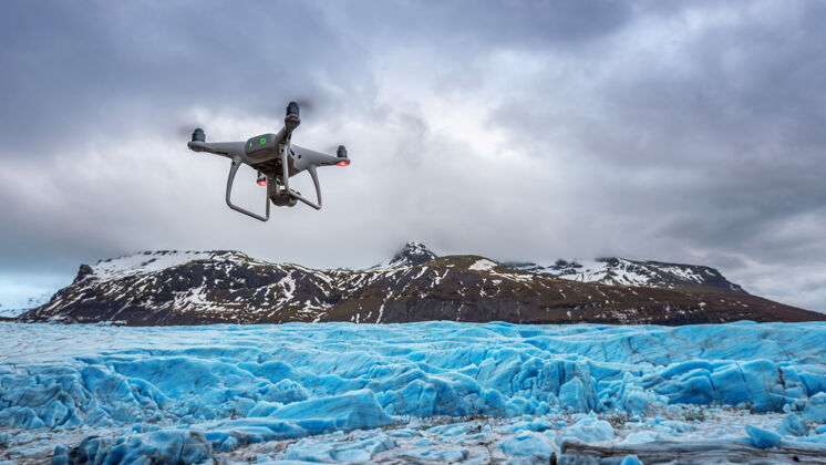 无人机带摄像头的无人机正在冰山上飞行纹理冰环境