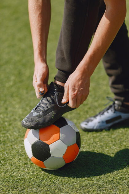 足球在公园玩足球的人迷你足球锦标赛穿黑色运动套装的人健身自由时间运动