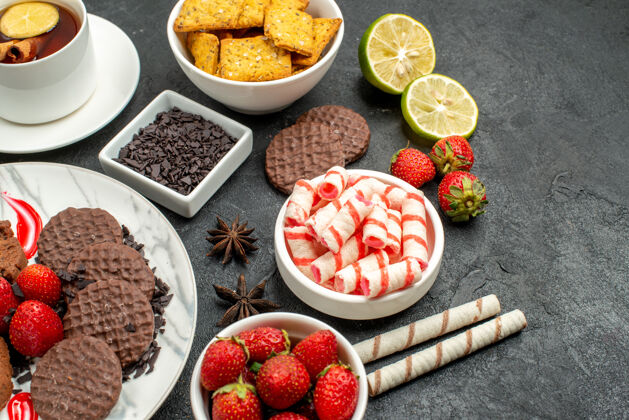健康俯瞰巧克力饼干配糖果和茶糖果饭食物