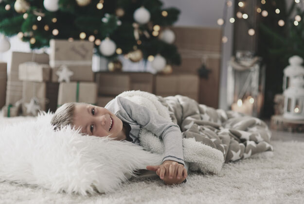 地毯男孩躺在客厅的地毯上牙牙学语的微笑欢快快乐