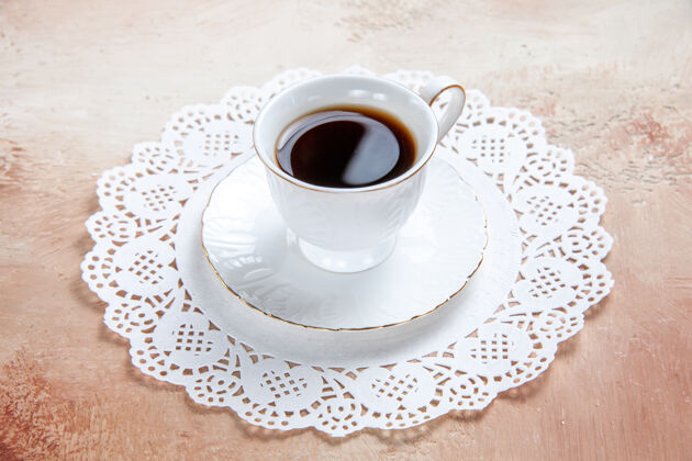 马克杯特写一杯红茶在白色装饰的餐巾上五颜六色香气早餐餐巾纸