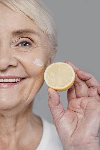 老年特写镜头拿着柠檬片的女人自我护理老年人肖像
