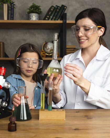 测试女孩和女老师用试管做科学实验实验孩子科学