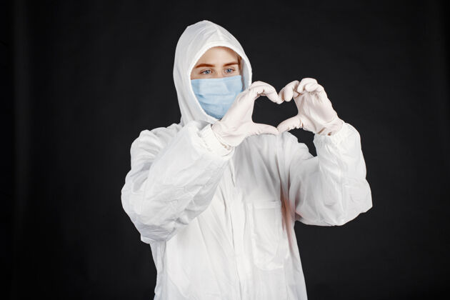 肖像戴着医用面罩的医生冠状病毒主题白色背景下隔离穿防护服的女人学生临床手套