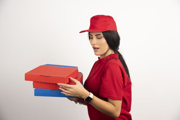 红色制服送货员惊讶地看着比萨饼盒女人快递女人