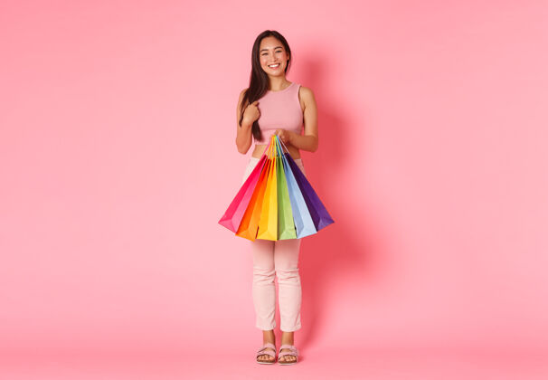 情绪带着购物袋的年轻女子商店旅游韩国