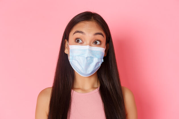中国戴着面具的年轻女子亚洲人微笑冠状病毒