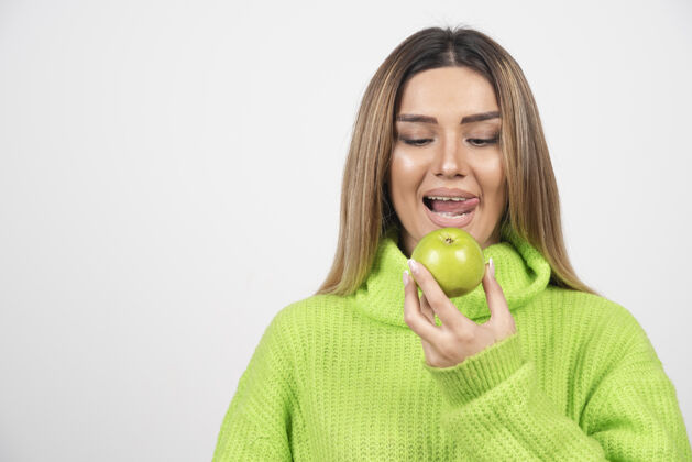 维生素穿着绿色t恤的年轻女子正在吃苹果表情水果膳食