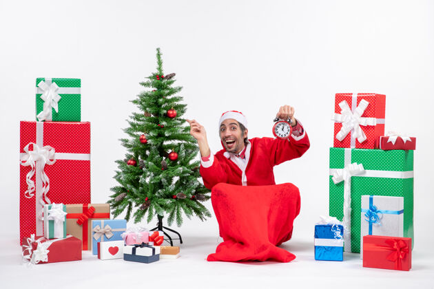 礼物圣诞老人带着礼物盒和圣诞树坐着坐盒子装饰