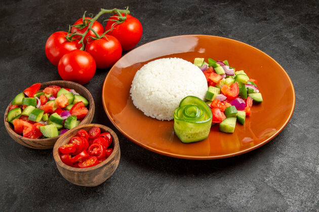 西红柿在黑暗中近距离观看自制米饭和蔬菜一餐沙拉晚餐