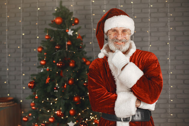 圣诞节圣诞老人站在圣诞树旁家装庆祝眼镜圣诞
