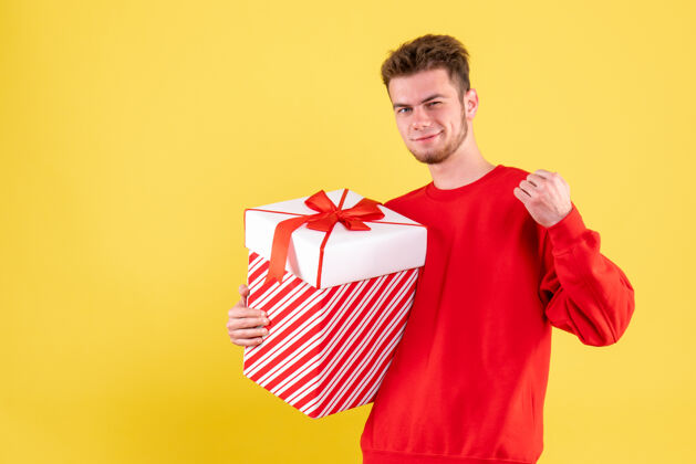 衬衫正面图穿红色衬衫的年轻男性 盒子里有礼物人男性圣诞节