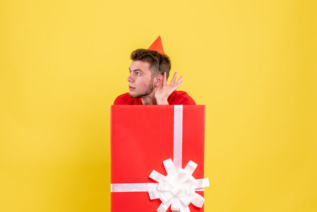 雪正面图：礼品盒内穿红色衬衫的年轻男性情感红色盒子
