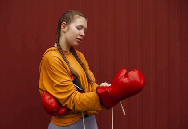城市青少年戴拳击手套摆姿势生活方式复制空间拳击手套