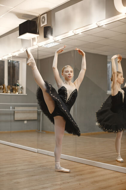戏剧漂亮的芭蕾舞演员尖角的芭蕾舞演员平衡书房身体