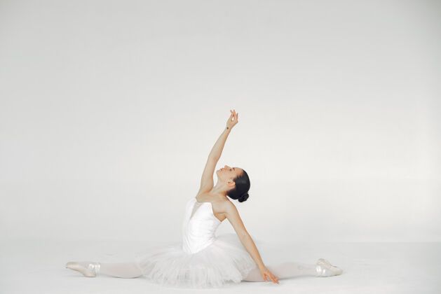 舞蹈漂亮的芭蕾舞演员尖角的芭蕾舞演员姿势平衡专业