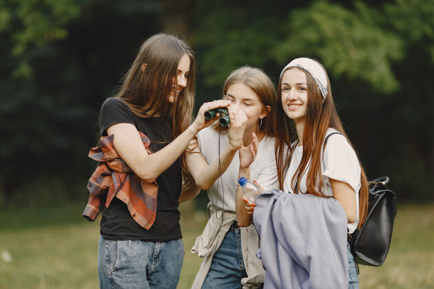 女性冒险 旅游 远足和人的概念三个女孩在森林里冒险极限朋友