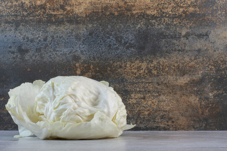 蔬菜石桌上的新鲜白卷心菜高品质照片收获农业生的