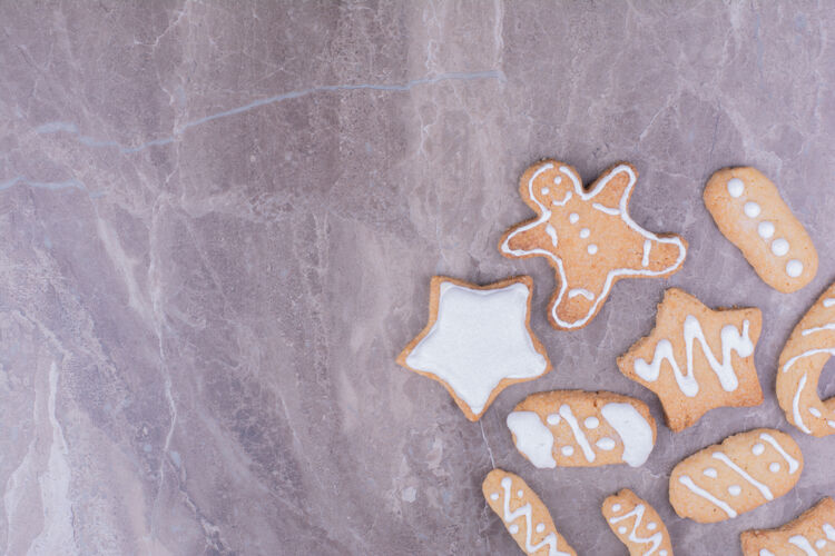 面包房姜饼饼呈星形 棒状和椭圆形 放在大理石上极简美味厨房